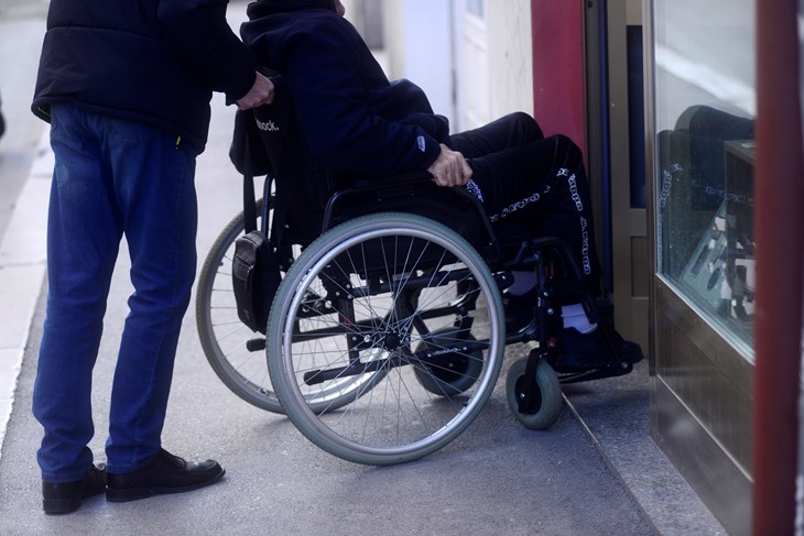 Pula 29.11.2021. invalid - invalidi - kolica Snimio: Dejan STIFANIC


